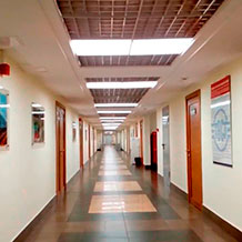 Управление по протоколу DALI светодиодными светильниками с датчиками движения в коридоре